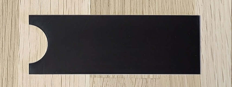 POSTILAATIKKOKILPI - STALA PL3/PL4 laatikon numero-osa 101 x 35mm. Musta, valkoisella kaiverruksella. KEHYKSEEN.