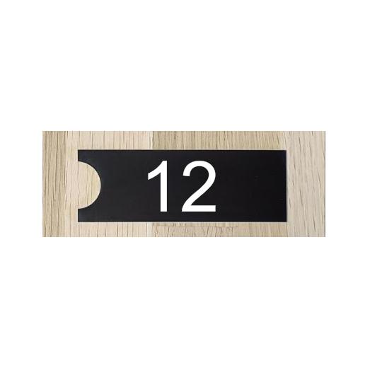 POSTILAATIKKOKILPI - STALA PL3/PL4 laatikon numero-osa 101 x 35mm. Musta, valkoisella kaiverruksella. KEHYKSEEN.