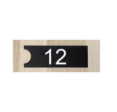 POSTILAATIKKOKILPI - STALA PL3/PL4 laatikon numero-osa 101 x 35mm. Musta, valkoisella kaiverruksella. KEHYKSEEN.