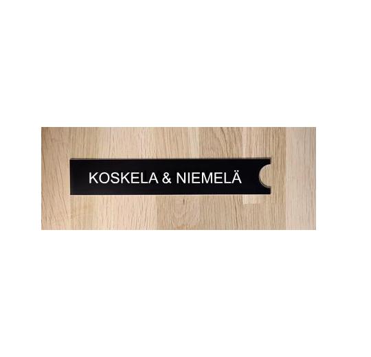 POSTILAATIKKOKILPI - STALA PL3/PL4 laatikon nimi-osa 193 x 35mm, musta, valkoisella kaiverruksella. KEHYKSEEN.