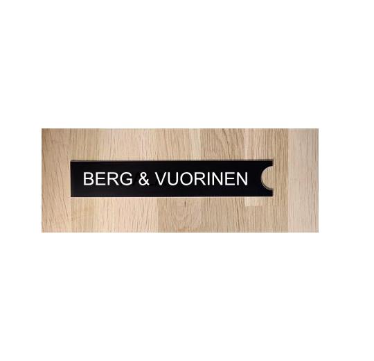 POSTILAATIKKOKILPI - STALA PL3/PL4 laatikon nimi-osa 193 x 35mm, musta, valkoisella kaiverruksella. KEHYKSEEN.