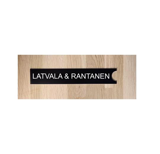POSTILAATIKKOKILPI - STALA PL3/PL4 laatikon nimi-osa 193 x 35mm, musta, valkoisella kaiverruksella. KEHYKSEEN.