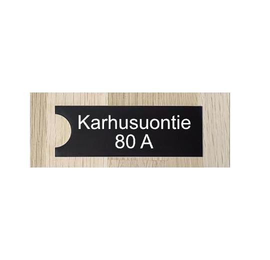 POSTILAATIKKOKILPI - STALA PL3/PL4 laatikon numero-osa 101 x 35mm. Musta, valkoisella kaiverruksella. KEHYKSEEN.