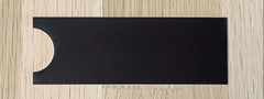 POSTILAATIKKOKILPI - STALA PL3/PL4 laatikon numero-osa 101 x 35mm. Musta, valkoisella kaiverruksella. KEHYKSEEN.