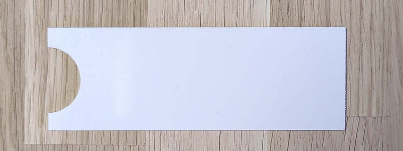 POSTILAATIKKOKILPI - STALA PL3/PL4 laatikon numero-osa 101 x 35mm. Valkoinen, mustalla kaiverruksella. KEHYKSEEN.